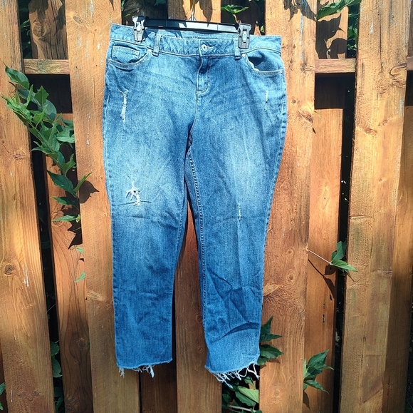 Simply Vera Vera Wang Denim - Simply Vera Wang Straight Size 14 Distressed Jeans!